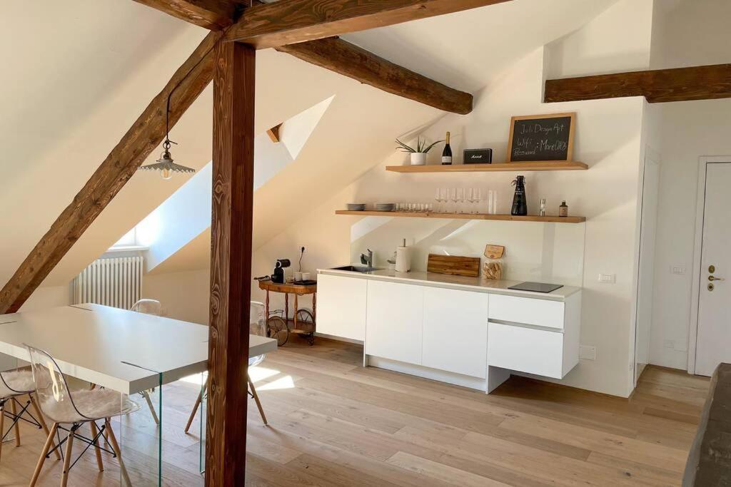 Design Apartment In The Heart Of Bolzano Luaran gambar